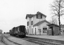 161657 Gezicht op het N.S.-station Heerde te Heerde, met de diesel-electrische rangeerlocomotief nr. 621 (serie 600) ...